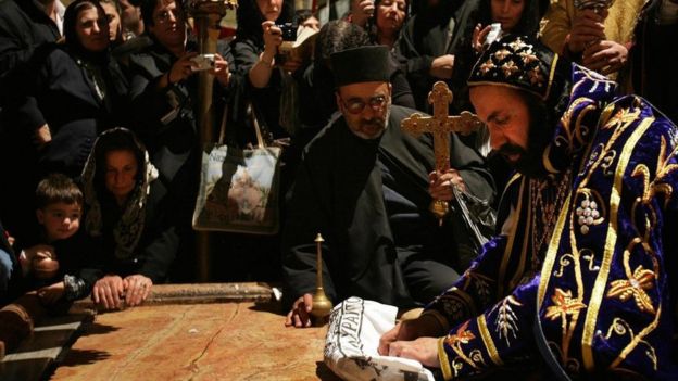 Arzobispo sirio reza sobre la Piedra de la Deposición