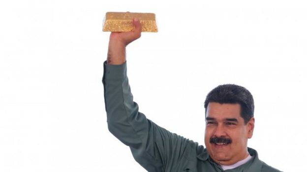 Maduro con un lingote de oro