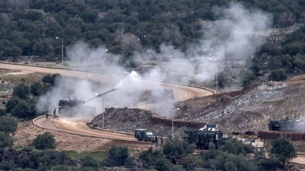 El ejército turco bombardea las posiciones de las Unidades de Protección del Pueblo (YPG) cerca de la frontera siria el 21 de enero de 2018 cerca de Hassa,