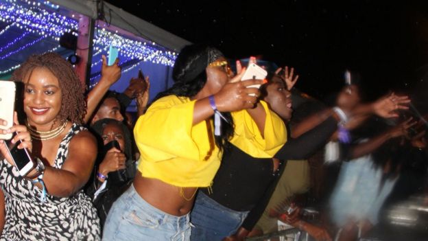 Mashabiki waliovumilia mvua wakitumbuizwa na Wizkid