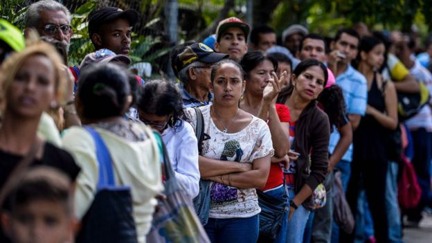 Fila para entrar em supermercado em Caracas