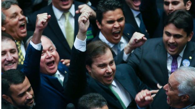 Deputados comemorando reeleição de Rodrigo Maia
