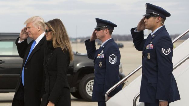 Donald Trump realiza el saludo militar.