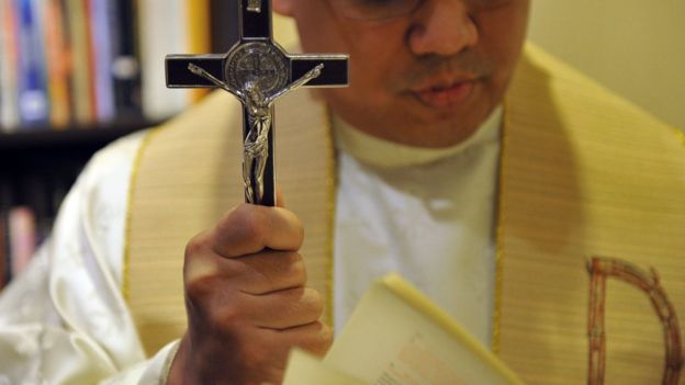 El sacerdote filipino José Francisco Syquia durante una ceremonia de exorcismo en 2011