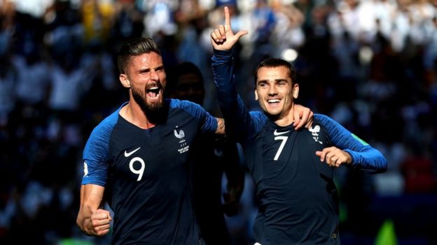 Giroud y Griezmann celebran el tanto de la ventaja inicial para Francia.