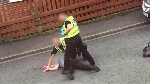 Un hombre siendo arrestado