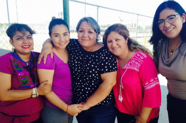 Mary con mujeres de la Red Mesa de Mujeres.