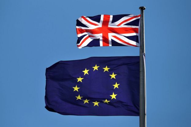 Banderas de Reino Unido y de la Unión Europea
