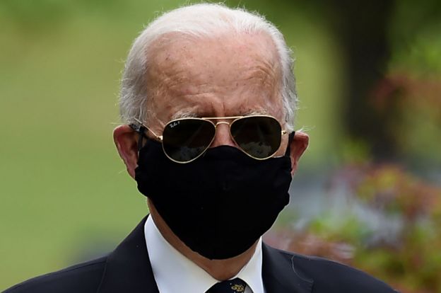Joe Biden con máscara