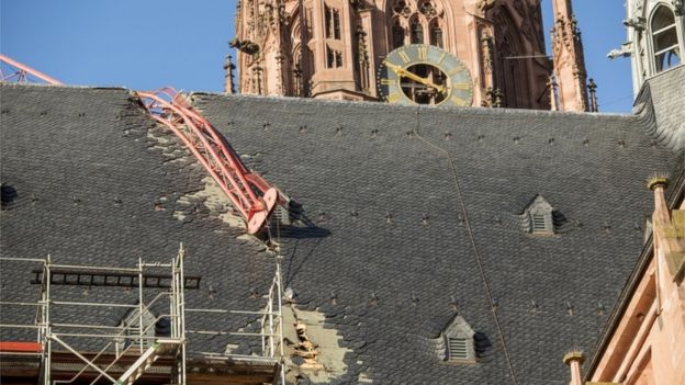 A crane crashed into the cathedral in Frankfurt