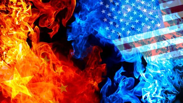 Banderas de China y Estados Unidos quemándose.