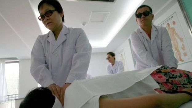 Cegos fazendo massagem na Coréia do Sul