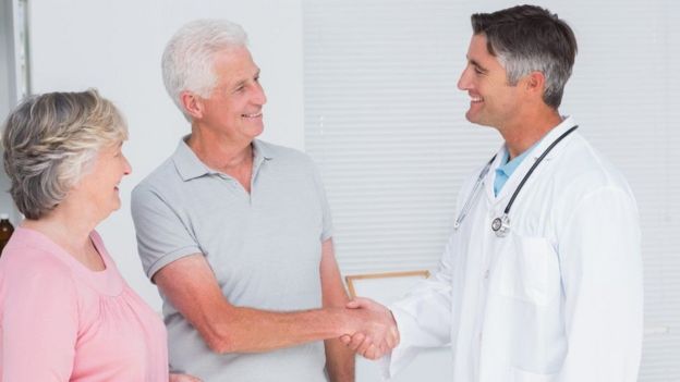 Pareja con médico