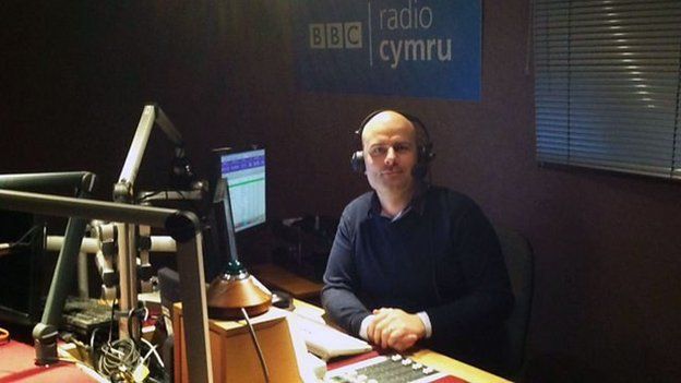 Aled Hughes fydd yn cadw'r sedd yn boeth rhwng 8.30 a 10am ar Radio Cymru