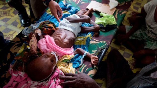 Bayi dan keluarga penderita kelaparan Agats