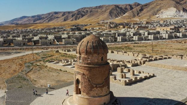 El mausoleo de Zeynel Bey fue construido en 1474 en Hasankeyf, ahora ha sido movido al nuevo pueblo (al fondo).