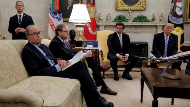Reunión en la Casa Blanca entre Ron de Santis y Donald Trump, con otros asistentes.
