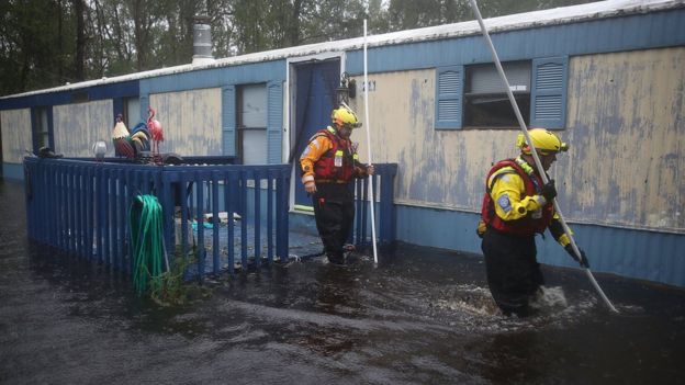 Equipos de rescate trabajan en Carolina del Norte tras el paso del huracán Florence.