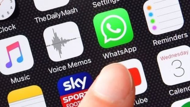 ভারতে কোটি কোটি লোক স্মার্টফোন ও হোয়াটসঅ্যাপ ব্যবহার করে।