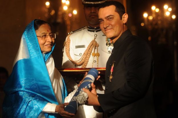 ndian President Prathiba Singh Patil (L) presents The Padma Bhushan Award to Indian cinema actor Amir Khan during the presentation of the 'Padma Awards 2010' at The Presidential House in New Delhi on March 31, 2010. Indian President Pratibha Patil presented 66 Padma Vibhushan and Padma Sri and Padma Bhushan awards to personalities from different professional backgrounds for their contribution to the nation.