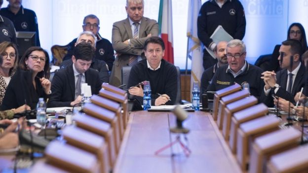 El primer ministro de Italia, Giuseppe Conte (centro), en una reunión de emergencia