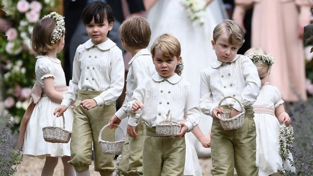 Gelin Pippa Middleton'ın yeğenleri Prens George (önde) ile çiçek taşıyan Prenses Charlotte, düğün seremonisi sırasında önemli roller aldı.