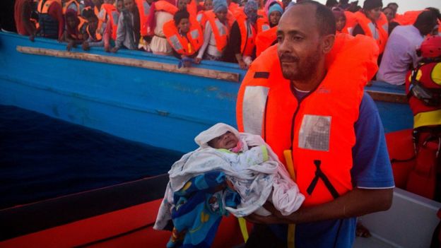 Un hombre carga un bebé