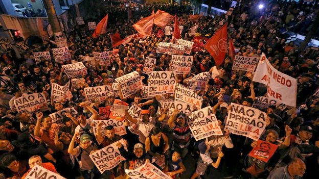 vigília contra a prisão de Lula em frente ao sindicato dos metalúrgicos em São Bernardo