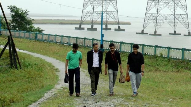 তিস্তার ধার ঘেঁষে স্থানীয় যুবকদের সঙ্গে চলতে চলতে