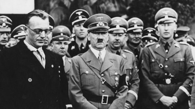 Нацистские лидеры в Вене 15 марта 1938 года. Слева направо в первом ряду: Артур Зейсс-Инкварт, Адольф Гитлер, Рейнгард Гейдрих