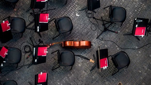 Instrumentos de orquestra durante un receso en Caracas.