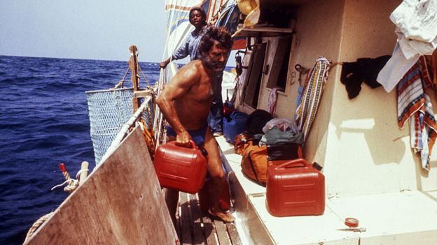 Santiago Genovés adelante y Fe Seymour atrás, en la barca.