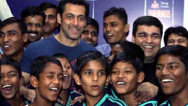 Salman Khan au milieu d'un groupe de fans