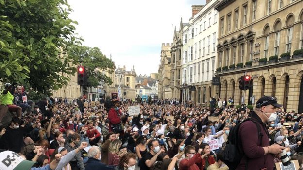 Oxford Üniversitesi önündeki protesto