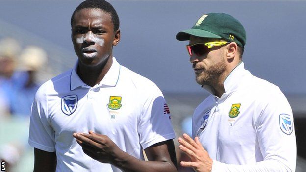 Faf du Plessis (right) chats to bowler Kagiso Rabada during the third Test against Australia