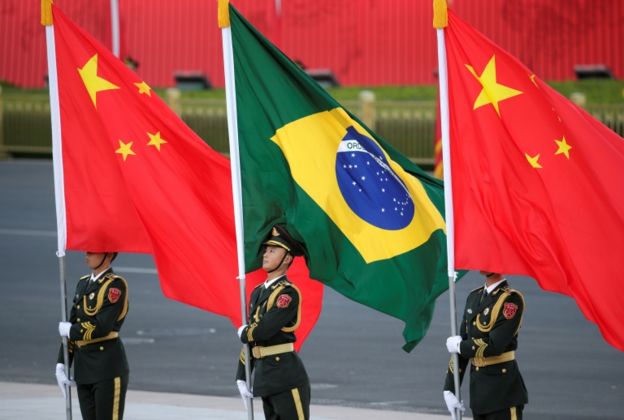 Guardas chineses seguram bandeiras do Brasil e da China