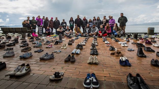 2017'de Yeni Zelanda'da intihar eden kişilerin aileleri bir araya gelerek intiharlara böyle dikkat çekmişti. Rotorua sahillerine yerleştirilen 606 ayakkabı, son iki yılda intihar eden kişileri temsil ediyordu