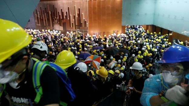 manifestantes no saguão do Parlamento de Hong Kong