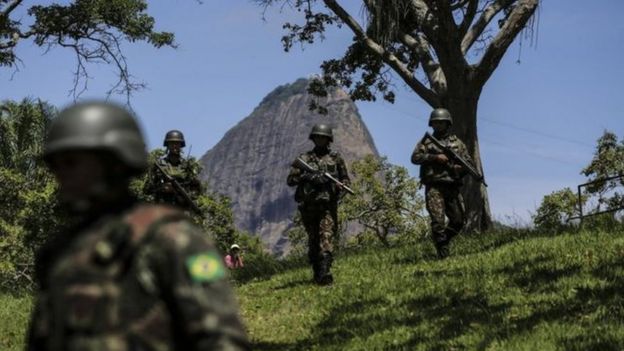 Militares armados e espalhados em jardim no Rio de Janeiro