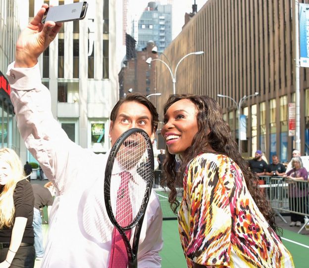 Venus Williams tomándose una selfie con un presentador de televisión.