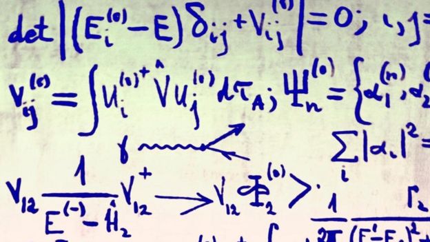 Fórmulas matemáticas en una pizarra
