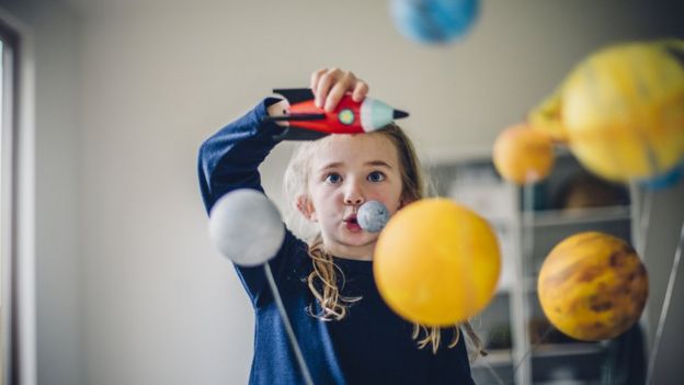 Niña jugando