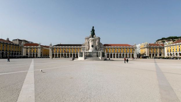 Plaza en Lisboa vacía.