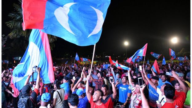 Người ủng hộ Mahathir ăn mừng trên đường phố ở Petaling Jaya, đêm hôm 9/5