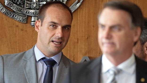 Jair Bolsonaro, com seu filho Eduardo ao fundo, em fot o de 2018