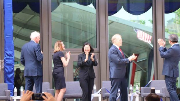 "美國在台協會"新館於6月12日落成，台灣總統蔡英文（中）於揭幕後與嘉賓鼓掌。