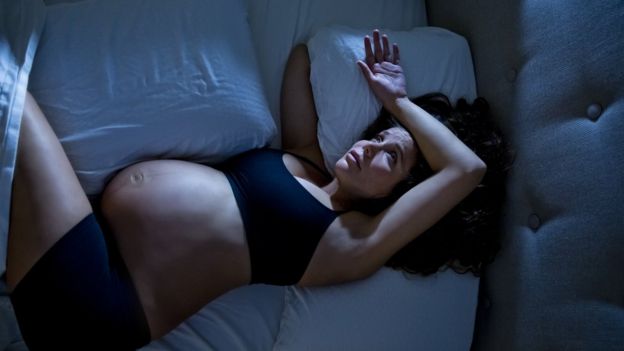 Una mujer embarazada que no puede dormir