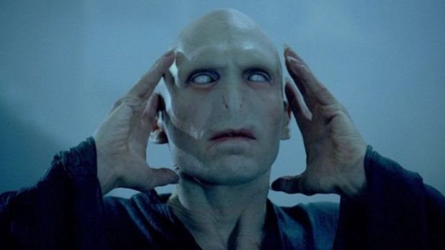 Voldermort, tokoh jahat Harry Potter, memelihara Nagini untuk membunuh musuh-musuhnya.
