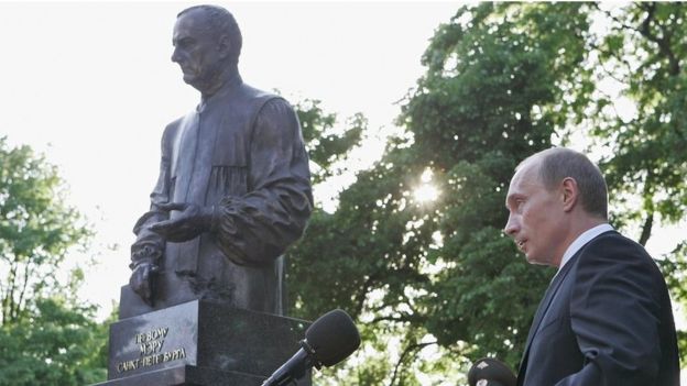 普京2006年為聖彼得堡市前市長索布恰克塑像揭幕。索布恰克是普京的大學老師和政壇領路人。