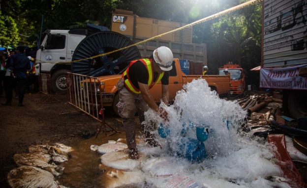 Equipos de rescate extraen agua de la cueva donde un grupo de adolescentes quedó atrapado.